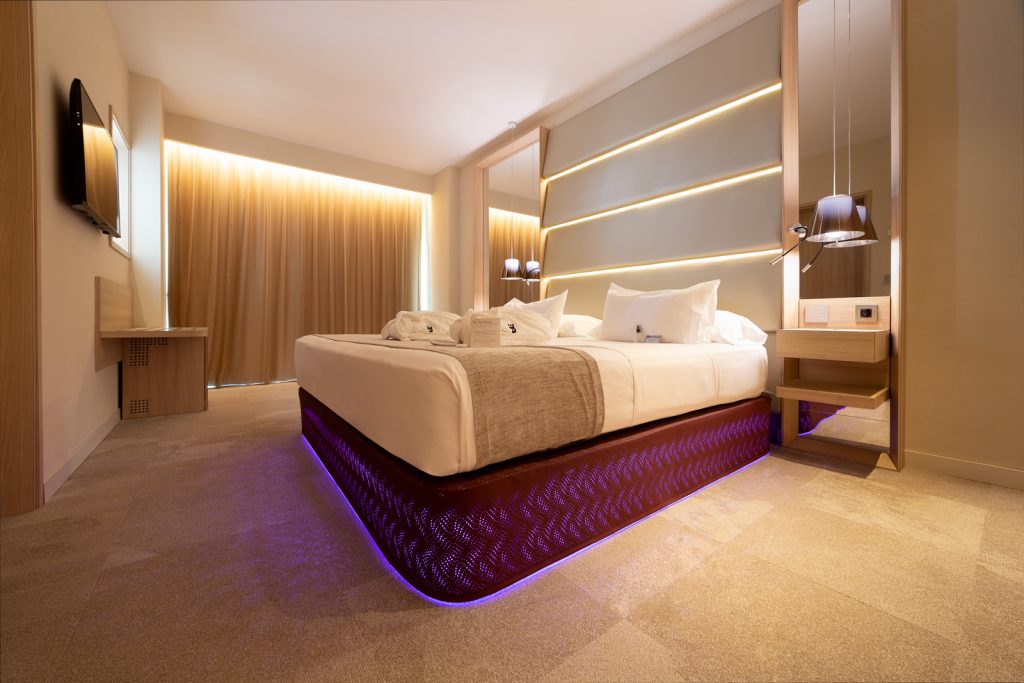 Integración de canapé y elevador de cama en suite de hotel