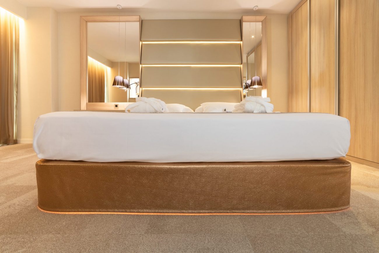 Faldón cubre canapé flexible para hotel DEMBECO