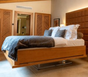 Elevadores de cama para hoteles en Canarias instalados en habitación turística